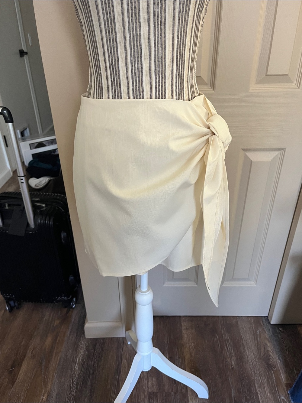 Short wrap skirt sz M unlined